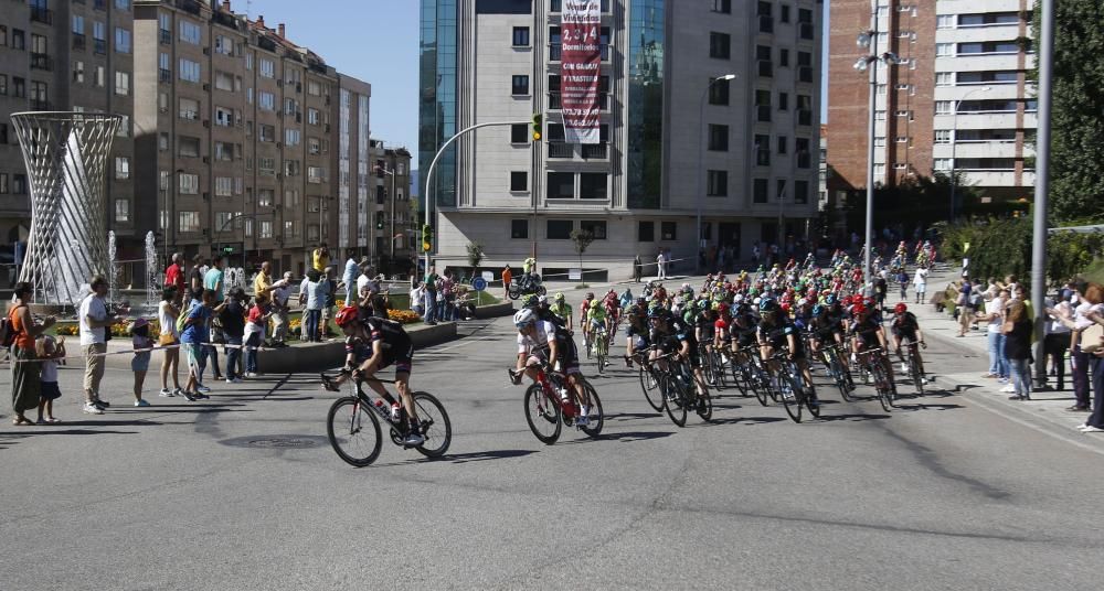 La segunda etapa de la ronda española, que empezó en Ourense y terminó en Baiona, pasó por Vigo y su área metropolitana. El pelotón cruzó la ciudad a toda velocidad a la caza de los corredores escapad