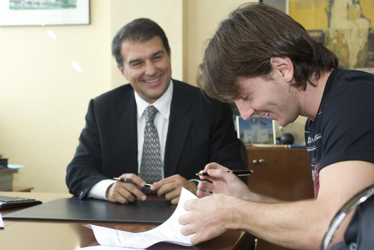 Leo Messi con Jan Laporta el 18-9-09 firmando su renovación