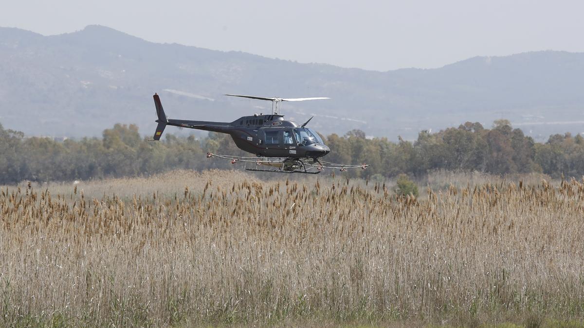 Imagen de un helicóptero fumigando en Torreblanca el año pasado.