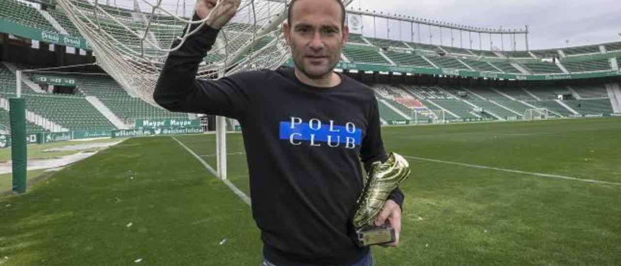 Nino, ayer, en una de las porterías del Martínez Valero en la que tantos goles ha metido.