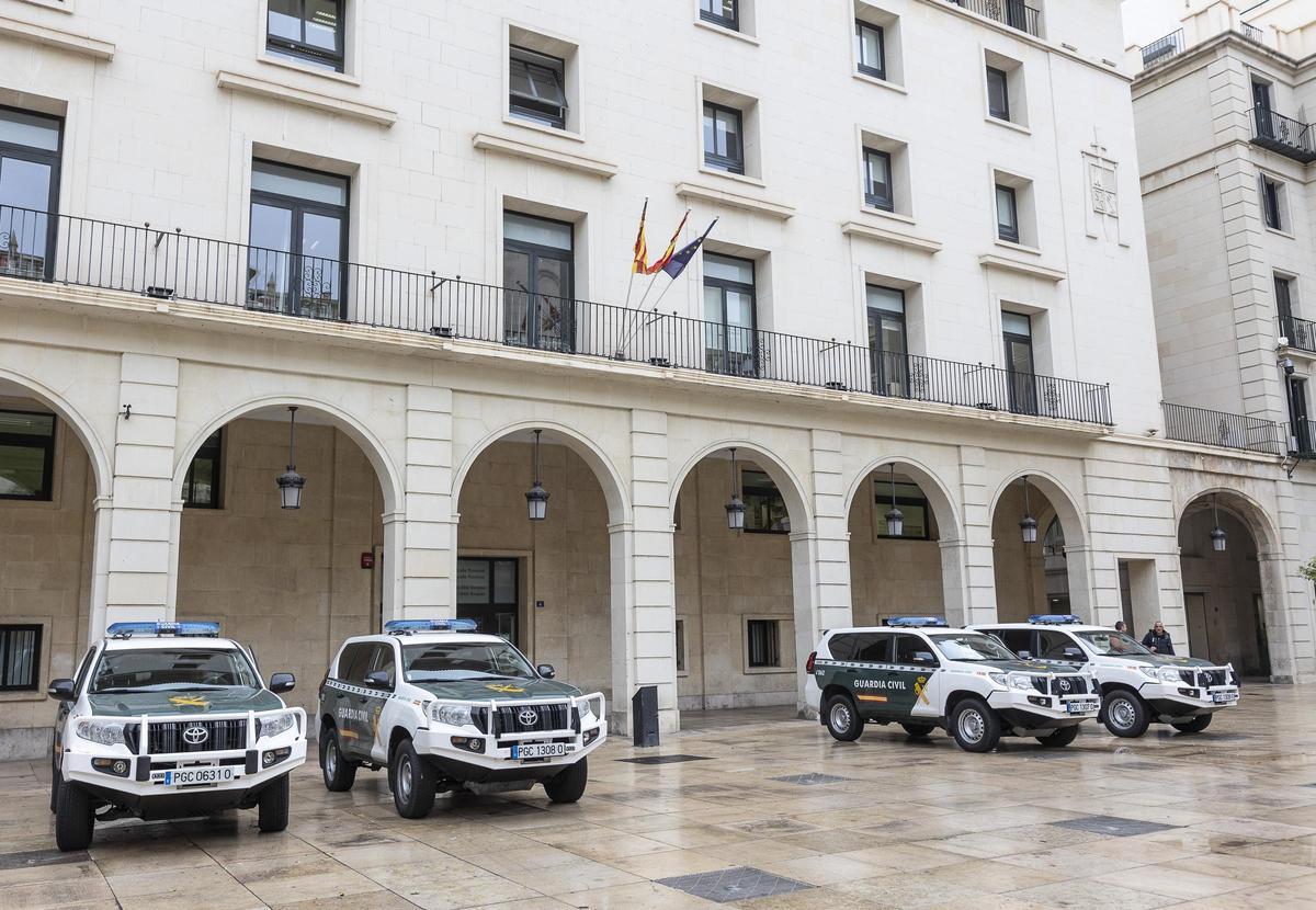 Cuatro vehículos de la Guardia Civil han custodiado la Audicencia Provincial este lunes por el juicio por el tiroteo de Villena