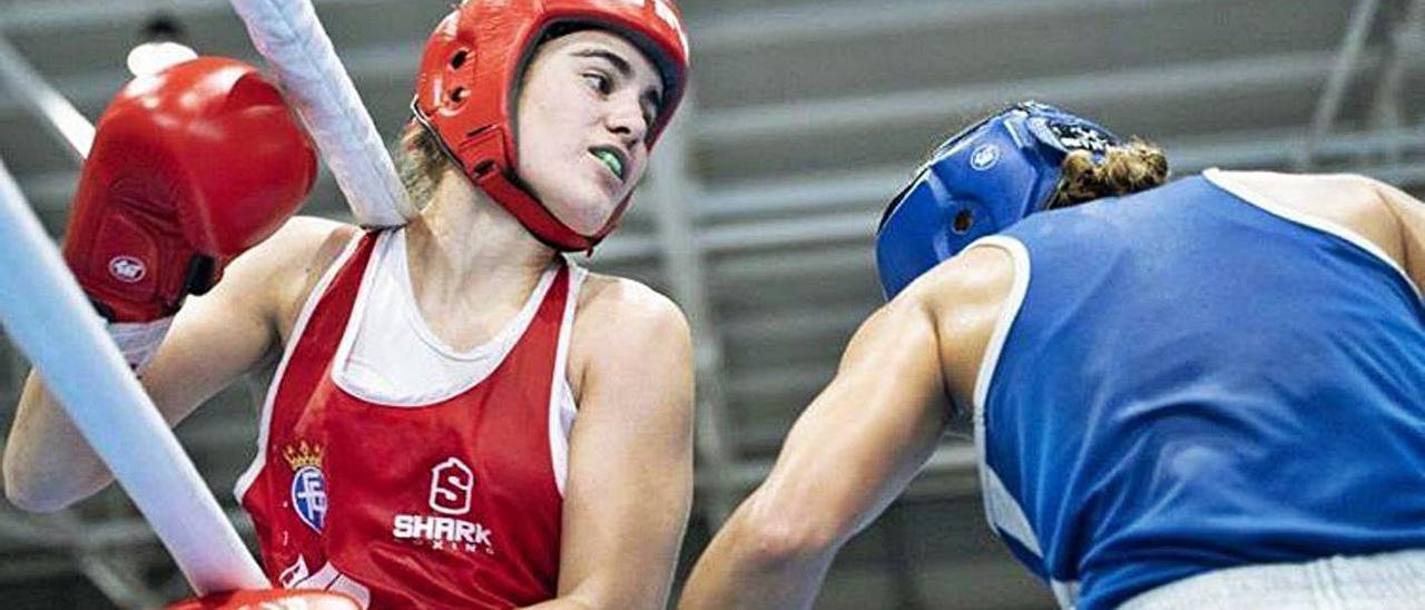 Laura Fuertes, de rojo, en dos momentos de uno de sus combates en la Copa Iberdrola, en la que resultó vencedora. | FEB