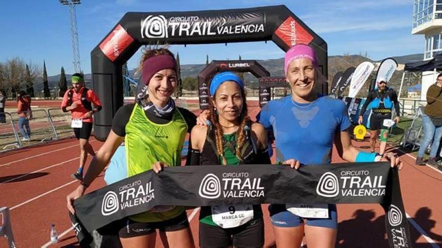 El podio femenino del Trail con Silvia, Marga (la ganadora) y Patri.