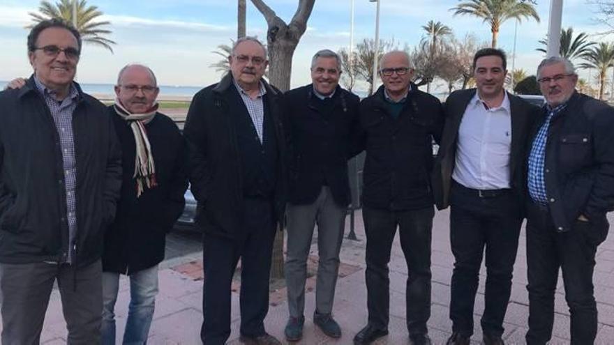 Dirigentes federativos y de la UEG, ayer en la playa de Gandia.