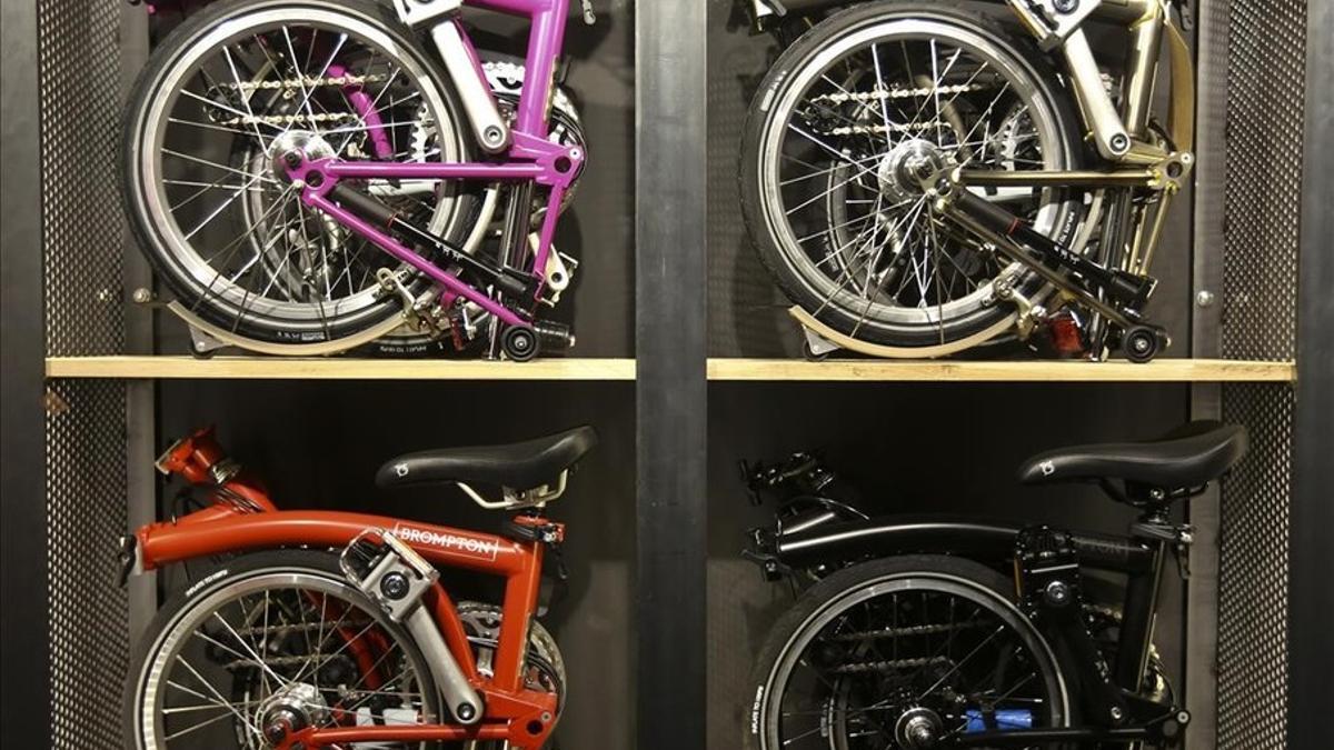 Algunos modelos de bicicleta Brompton en una tienda de Barcelona