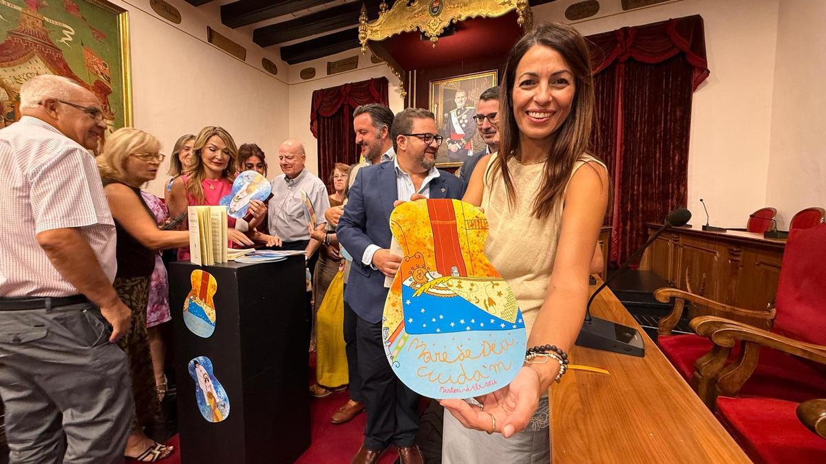 La edil de Cultura, Irene Ruiz, con el pay-pay y el facsímil al fondo