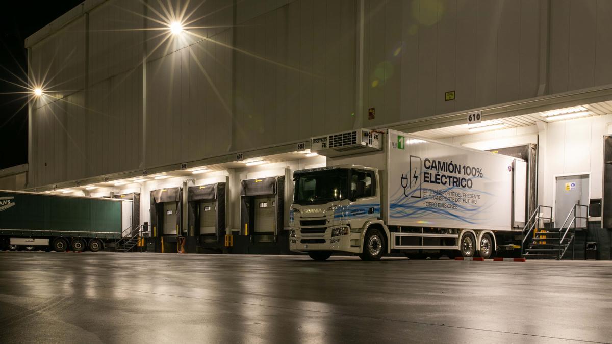 Camión eléctrico en pruebas en las instalaciones del Bloque Logístico de Mercadona en Ciempozuelos (Madrid)