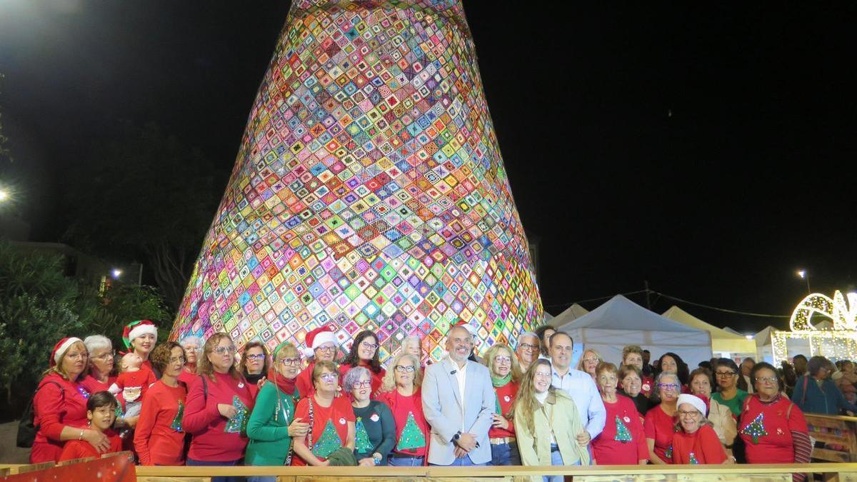 8.500 rosetas tejidas a mano por las vecinas de La Atalaya decoran el Árbol de Navidad del barrio