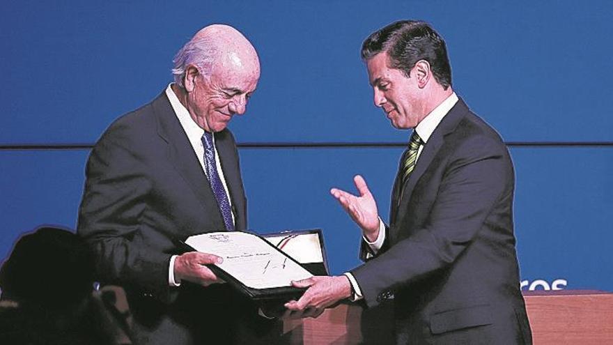 México condecora al presidente del BBVA, Francisco González