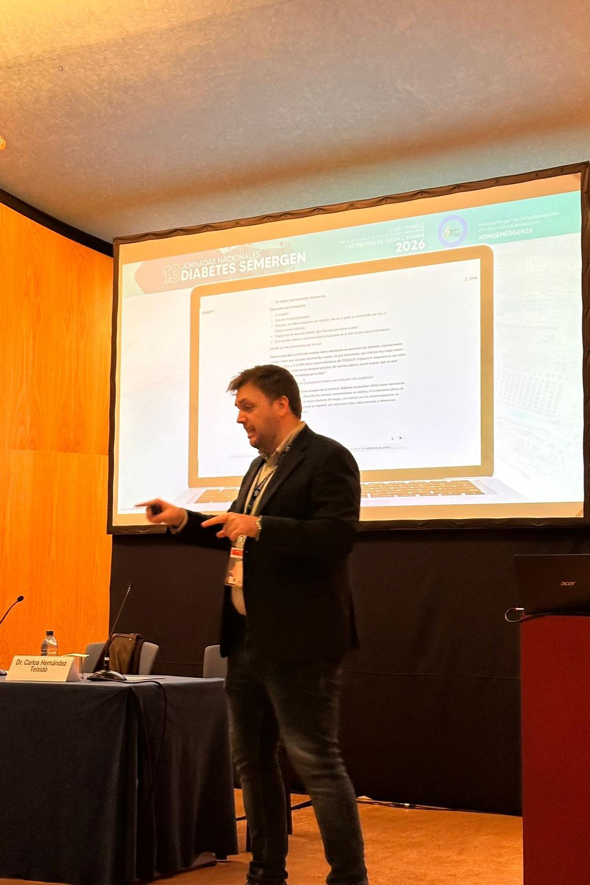 El doctor Carlos Hernández Teixidó, en las jornadas celebradas en la Isla.
