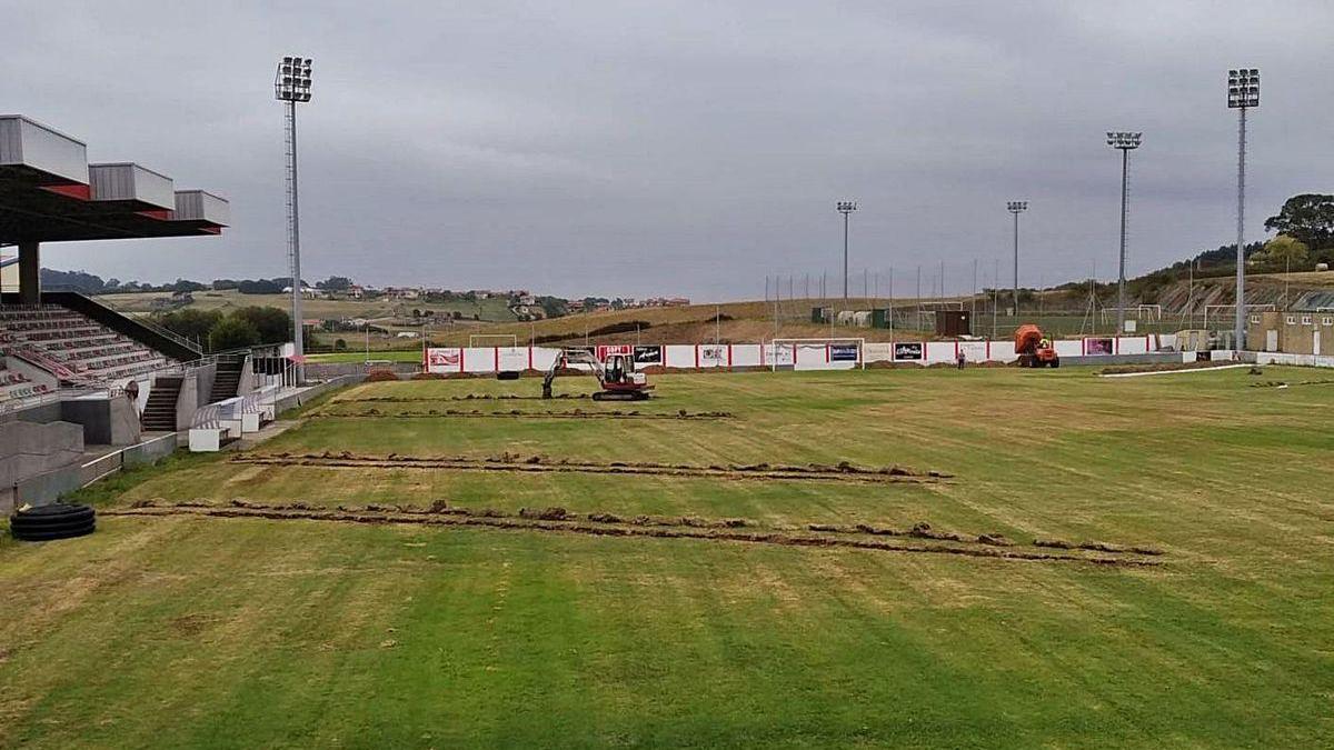 Obras de drenaje en el campo de fútbol de La Mata, en Candás.