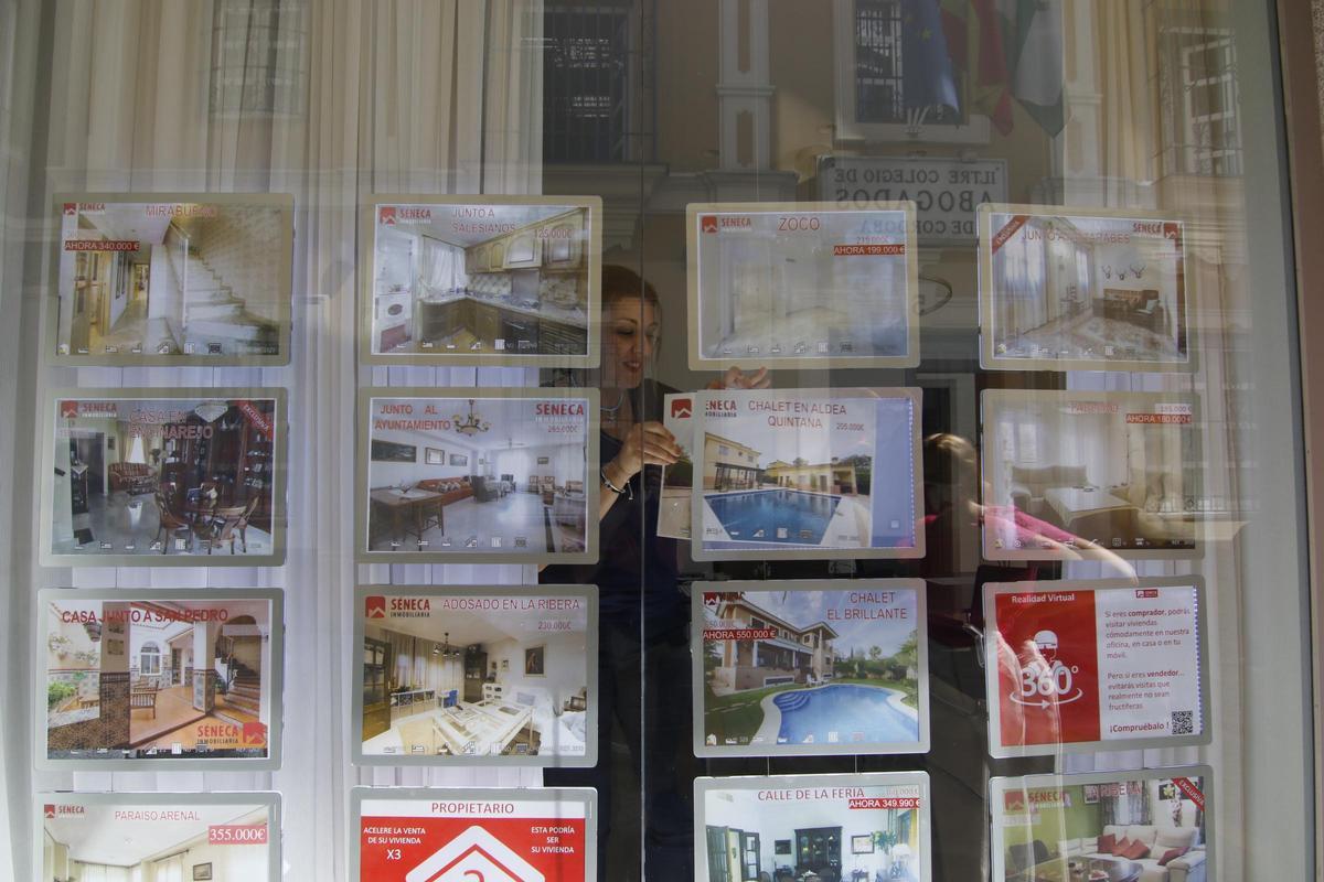 Anuncios de pisos en una inmobiliaria cordobesa.