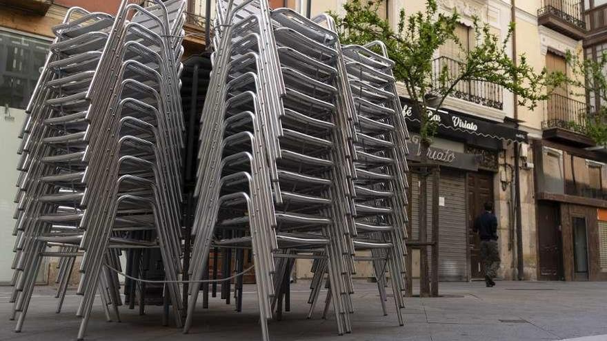 Sillas y mesas apiladas en la calle de Viriato.