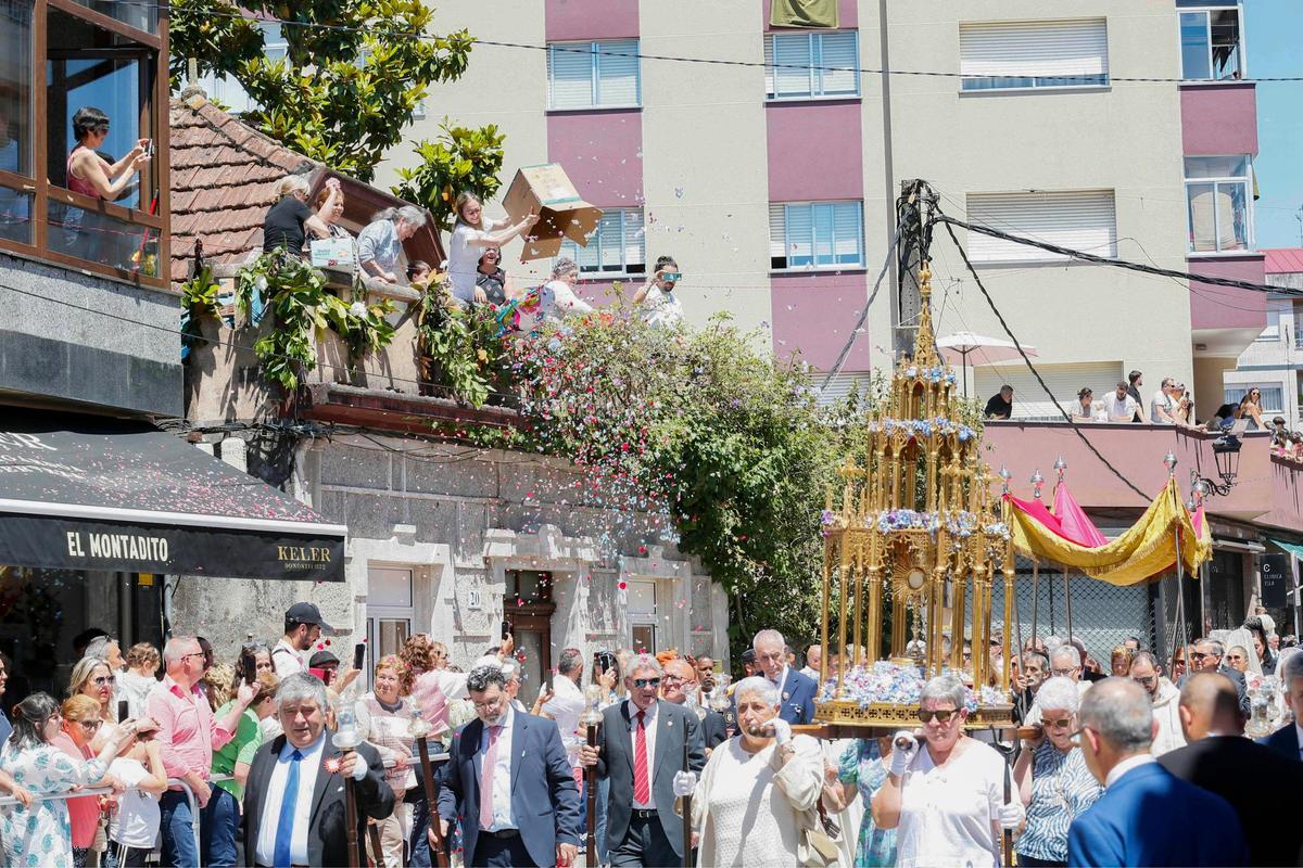 Ponteareas celebra la procesión del Corpus Christi con 35 alfombras florales Ponteareas celebra la procesión del Corpus Christi con 35 alfombras florales