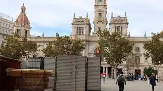 Empieza la instalación de la pista de "no" hielo en la plaza del Ayuntamiento de València