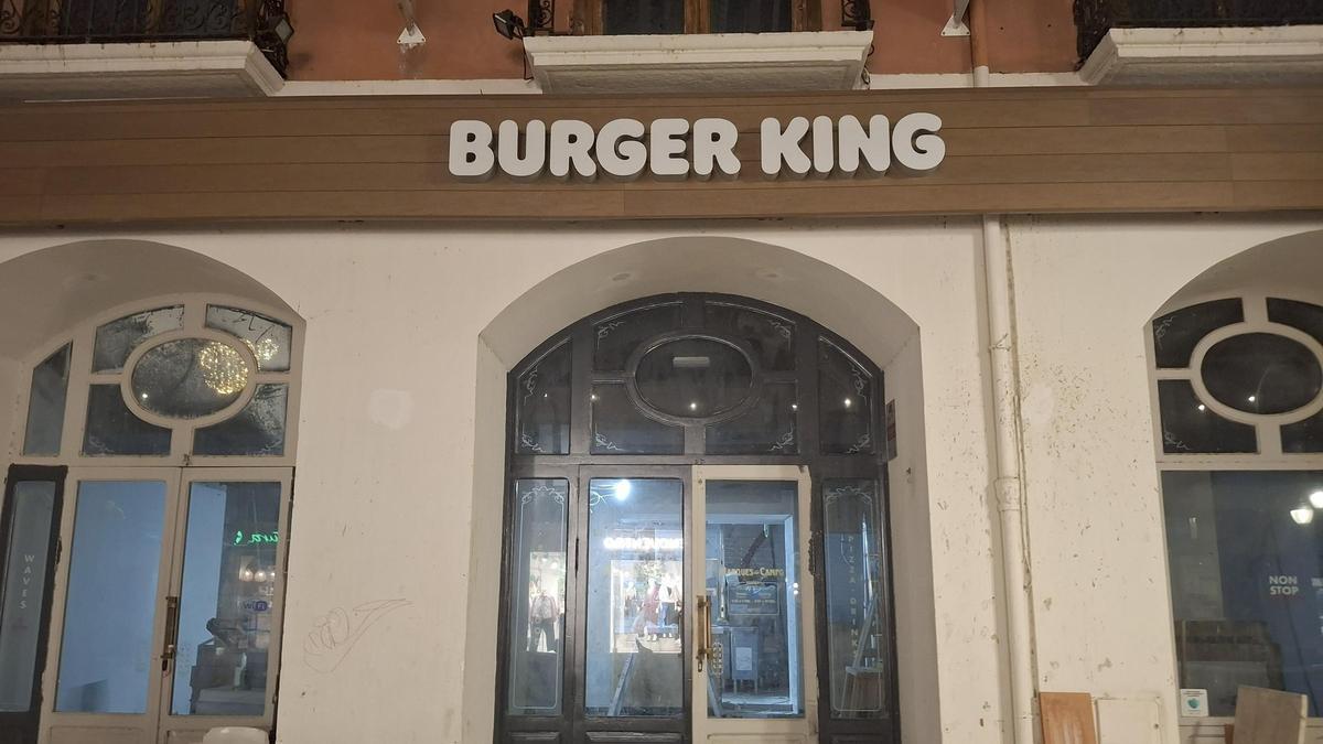 El cartell del restaurant de menjar ràpid que s’obrirà a Marqués de Campo