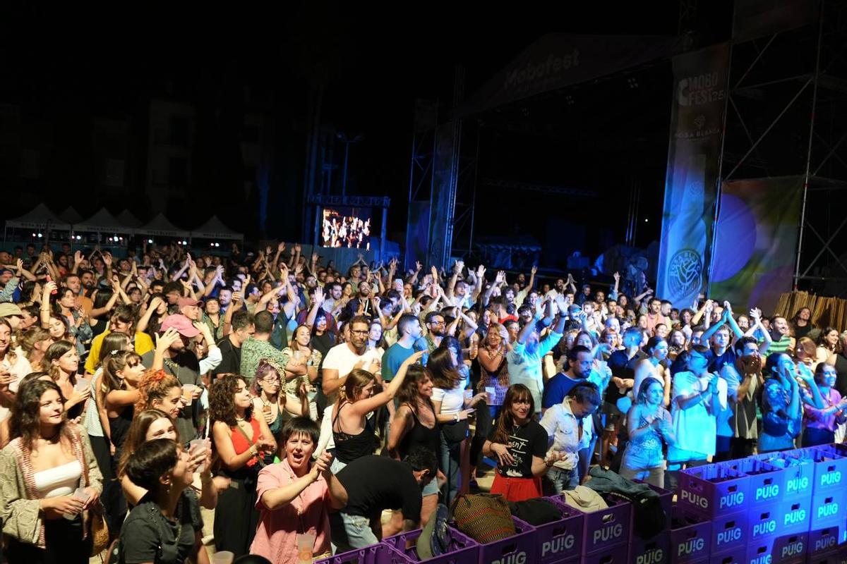 Público asistente del primer día del festival