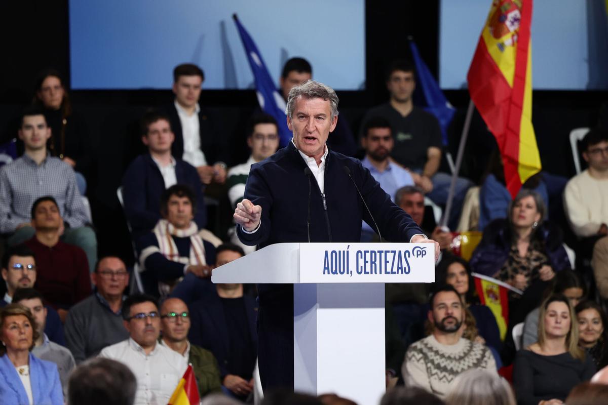 El presidente del PP, Alberto Núñez Feijóo, interviene durante un acto de cierre de campaña, a 13 de marzo de 2026, en Valladolid, Castilla y León (España).