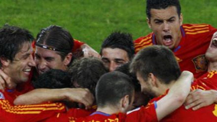 Los futbolistas españoles celebran el pase a la final.