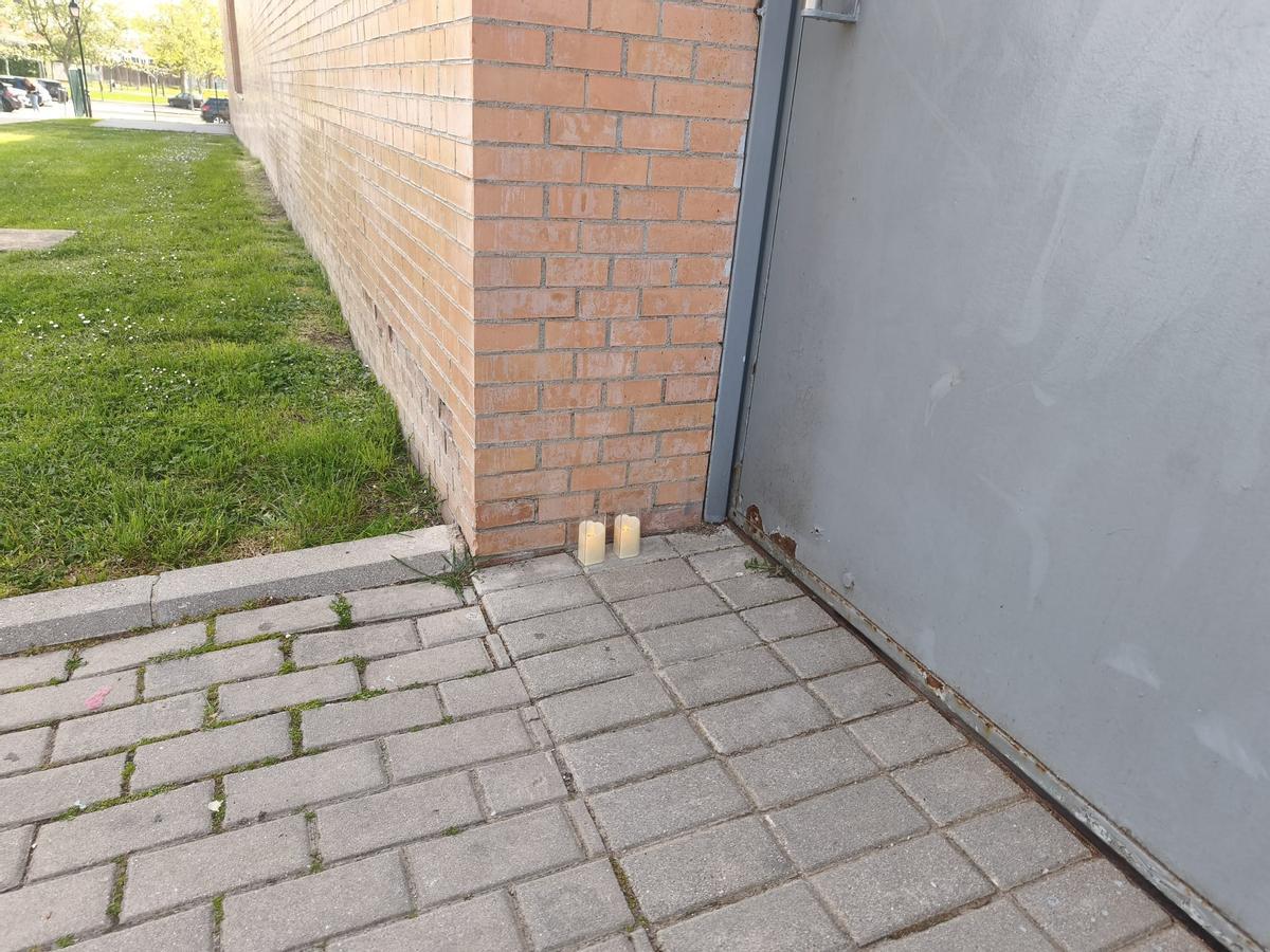 Velas en recuerdo del joven David en los alrededores del centro cultural de Villanueva de la Cañada.