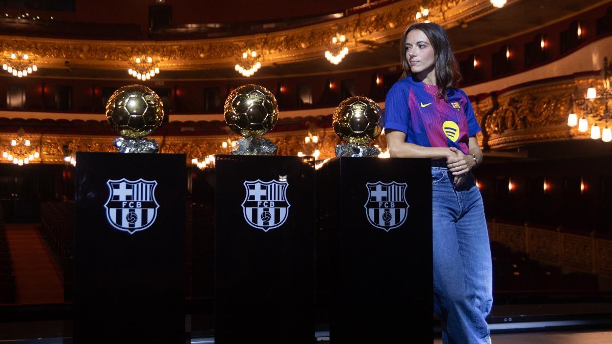 Aitana Bonmatí posa con sus tres Balones de Oro en el Liceu de Barcelona