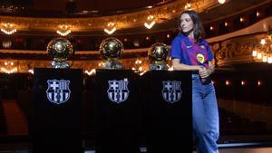 Aitana Bonmatí posa con sus tres Balones de Oro en el Liceu de Barcelona