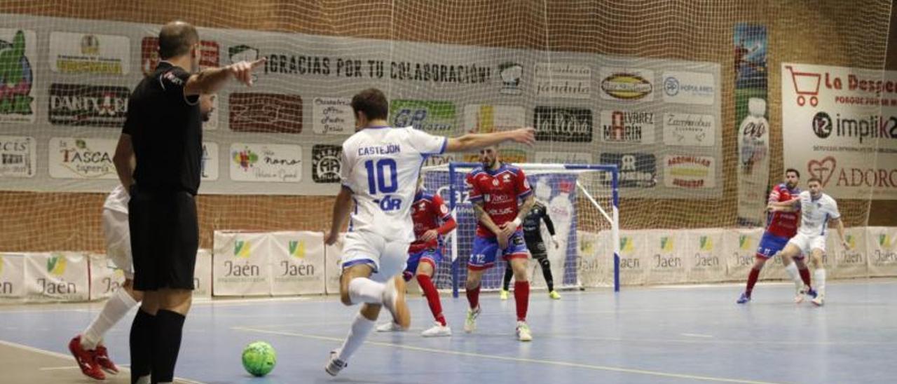 Gonzalo Castejón ejecuta un lanzamiento de falta durante el encuentro. | SD MENGÍBAR