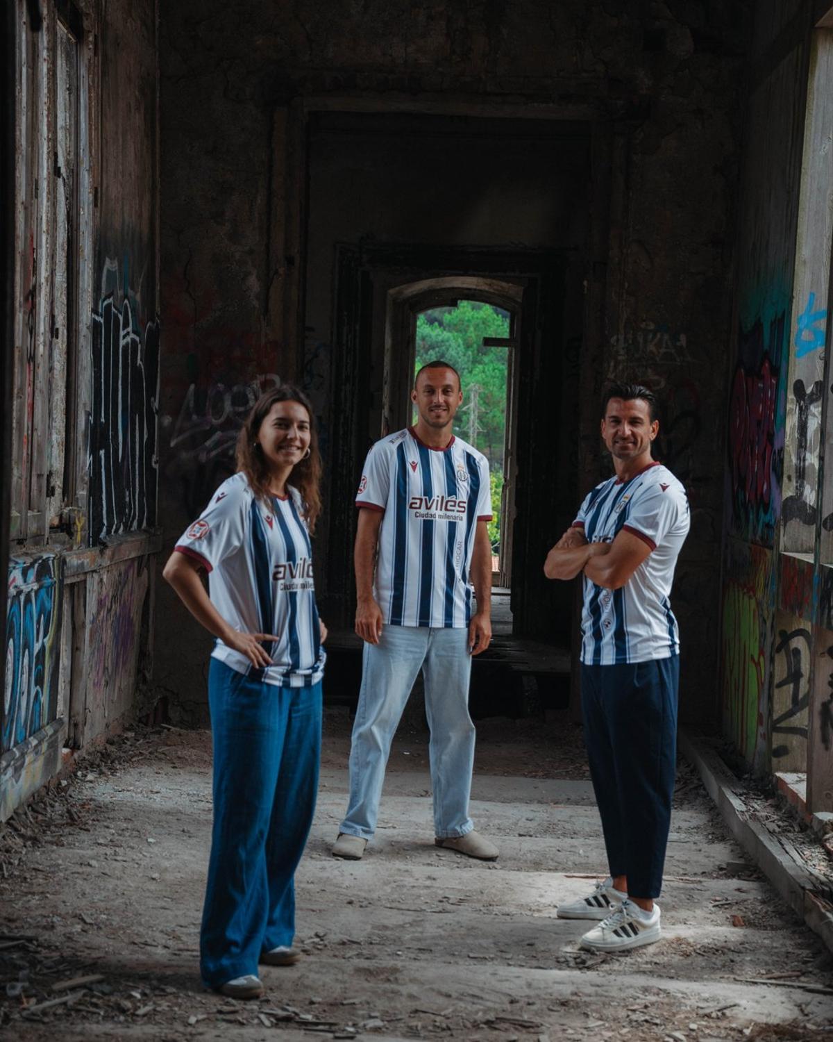 El Avilés estrena su nueva camiseta blanquiazul de la mano de Macron El Avilés estrena su nueva camiseta blanquiazul de la mano de Macron