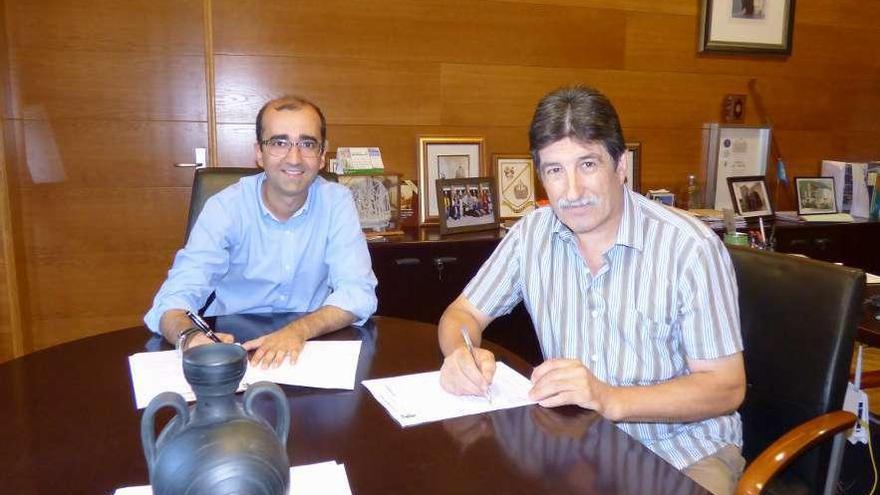 José Víctor Rodríguez y Francisco Álvarez Cadenas, en la firma del convenio.