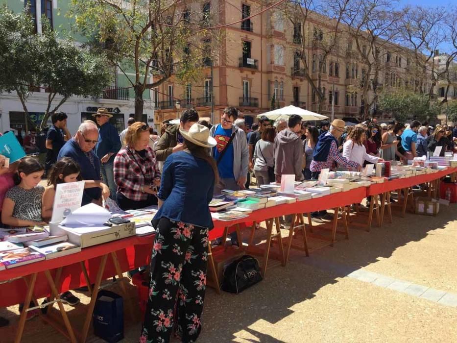 Mucha gente en el paseo Vara de Rey