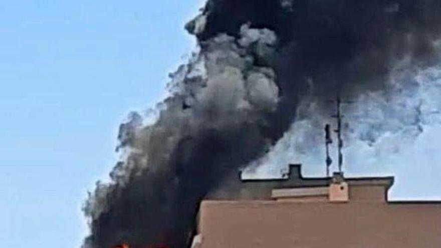 Llamaradas que lanzaba el incendio del ático en Cullera.