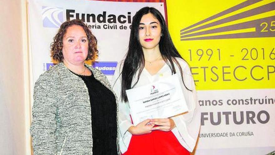 Marina García López-Arias, con el Premio Puentes por su proyecto de fin de carrera. | Cedida 