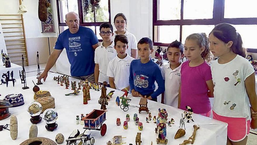 Tito Otero con un grupo de escolares en la exposición Del colegio de Ardán. // S.A.