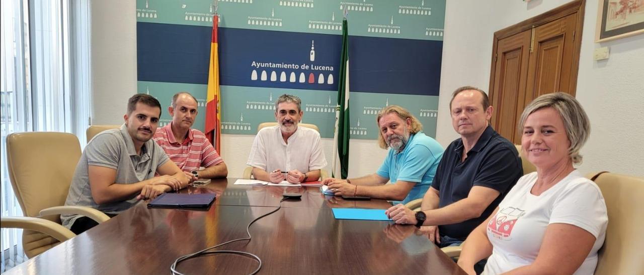 Reunión de IU con los trabajadores afectados.