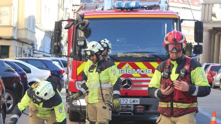 Los bomberos acuden por una alerta de gas a la calle Gaiteira, en A Coruña, y lo atribuyen al olor de un barco