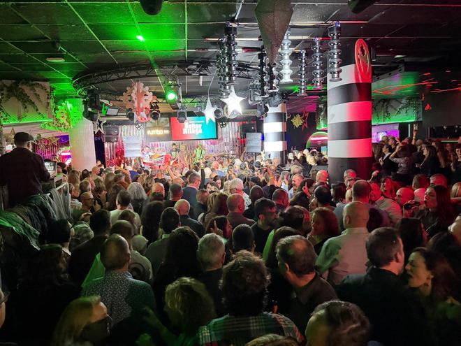 Una sesión de tardeo en la discoteca Rumbo de Valencia; la media de edad es mayor que por la noche