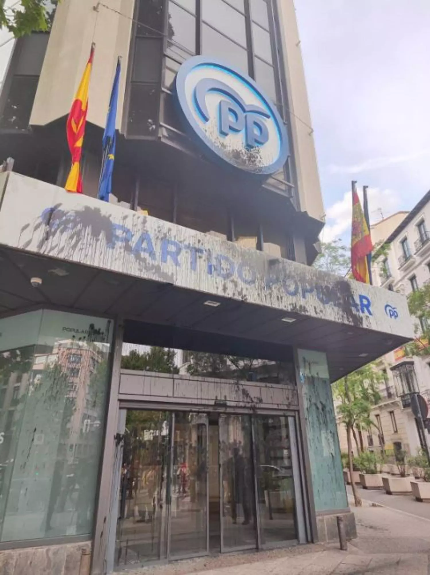 Cinco detenidos por lanzar pintura contra la fachada de las sedes centrales del PP y del PSOE en Madrid