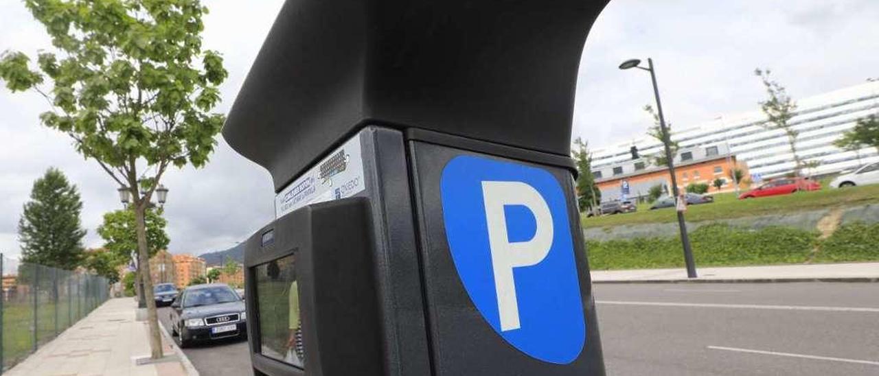 Un parquímetro en las inmediaciones del HUCA, en La Cadellada.