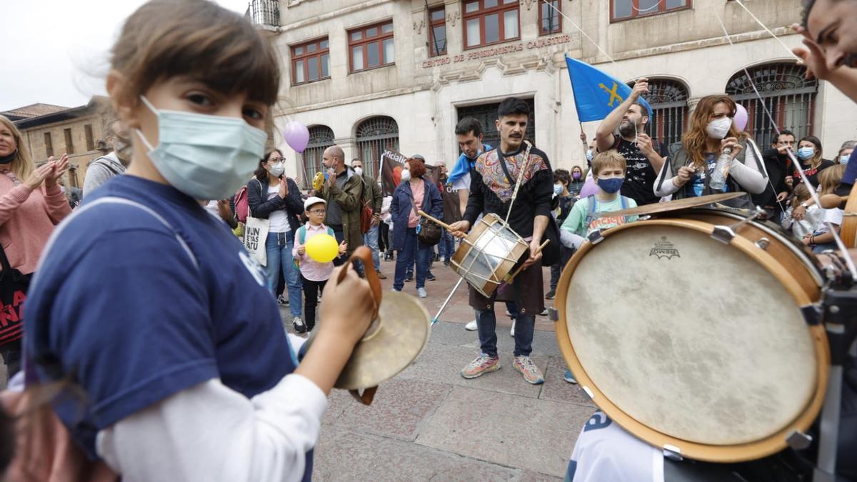 Los partidarios de la cooficialidad del asturiano se manifiestan en Oviedo