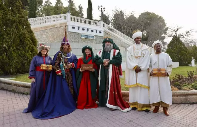 En imágenes | Los Reyes Magos ya están en Zaragoza: miles de familias los reciben en el Parque Grande