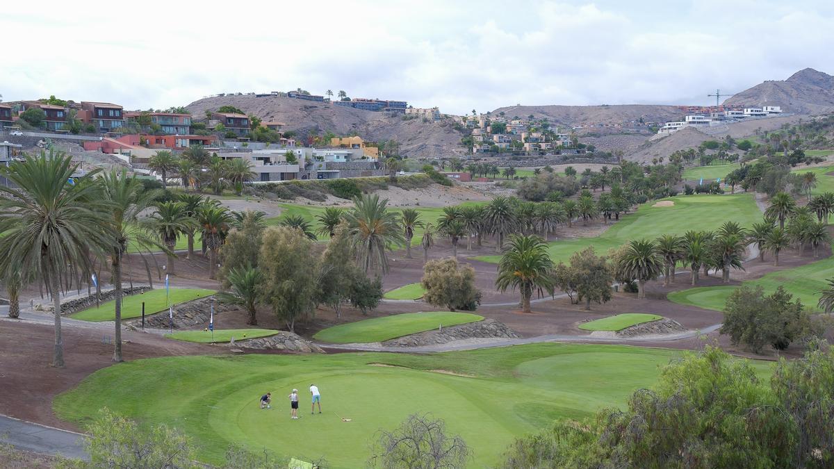 Imagen panorámica del Salobre Golf con un varios deportistas haciendo uso de sus instalaciones.