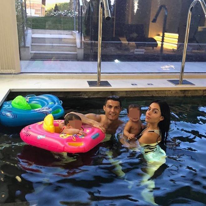 Cristiano y Georgina con los gemelos en la piscina