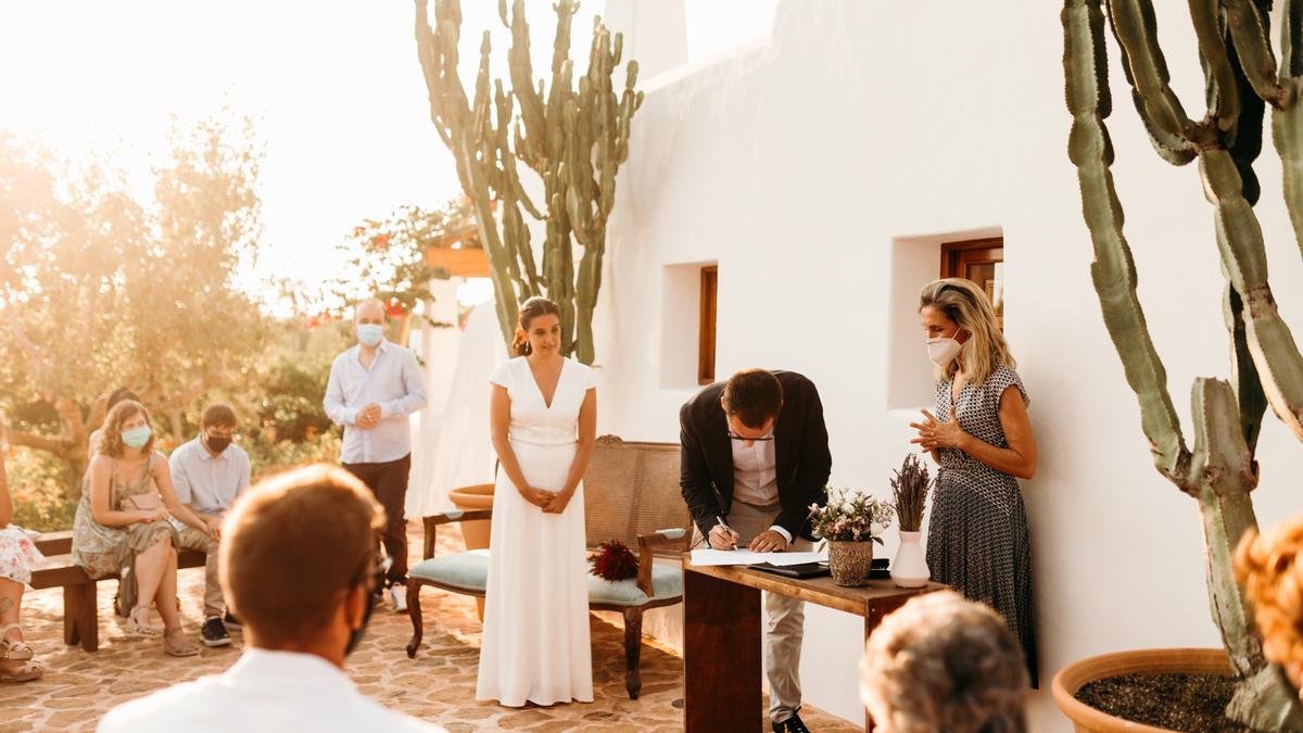 Ceremonia íntima celebrada este verano en Can Curreu con la alcaldesa de Santa Eulària, Carmen Ferrer.