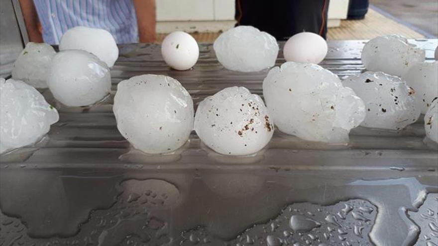 Una fuerte granizada arrasa lunas de coches y tejados en Rubielos