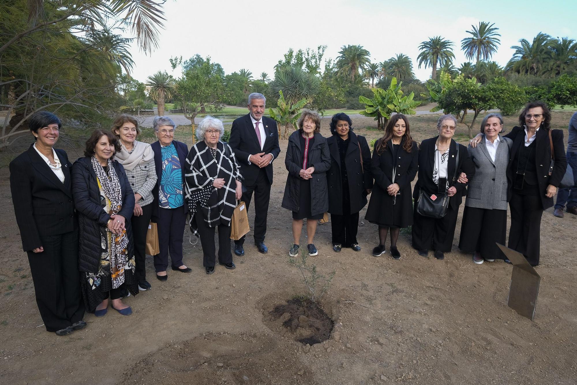 Plantación de 11 árboles por las 11 Doctoras 'Honoris Causa' de la ULPGC