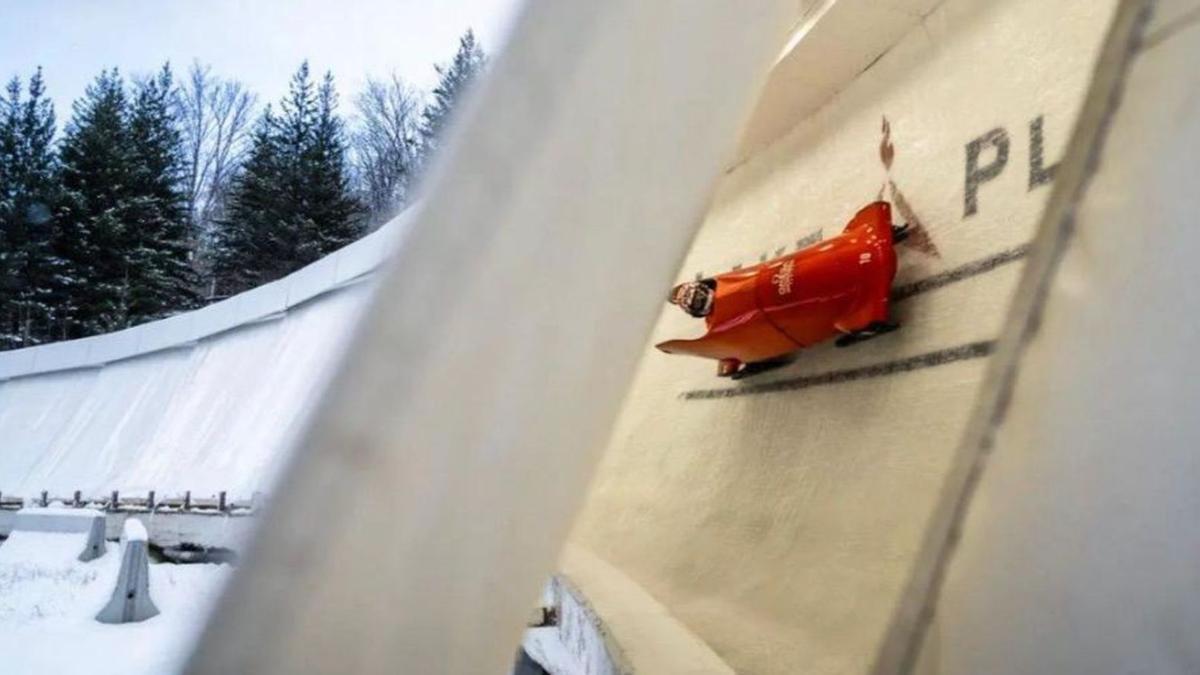 Miguel Rebouras, en Lake Placid, con el vehículo y durante uno de sus descensos.