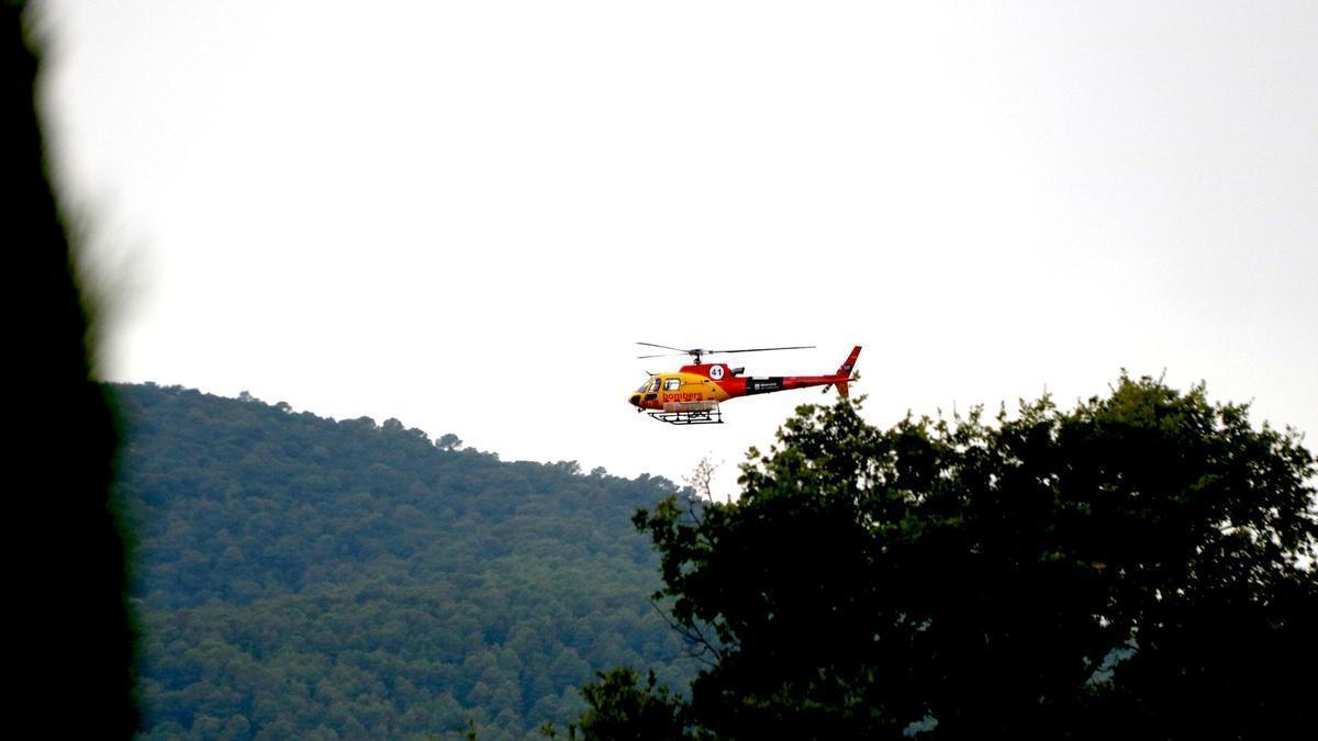Un helicòpter treballa en les tasques d'extinció de l'incendi de Querol