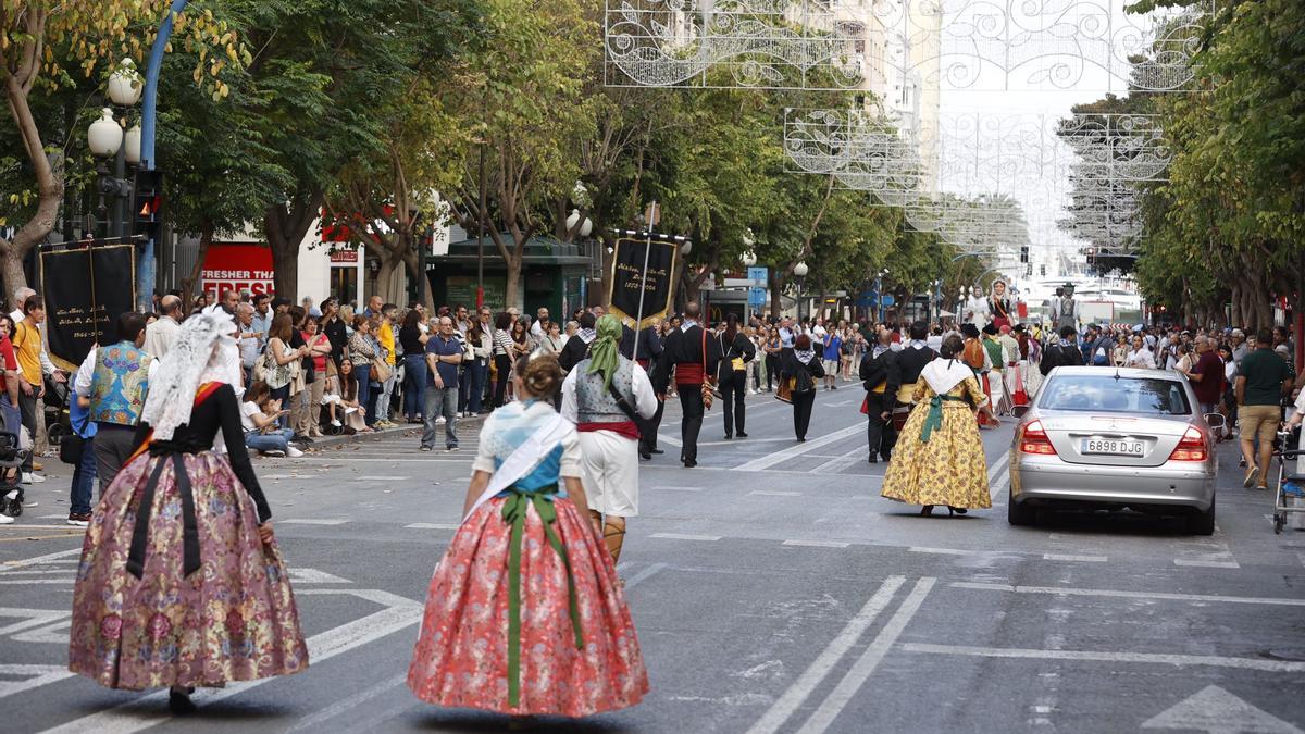 Susto en el desfile del pregón de Hogueras: un coche se cuela en la Rambla mientras pasan los festeros en Alicante