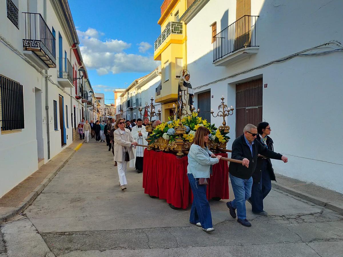 Algunos feligreses en un momento del recorrido de Sant Vicent.