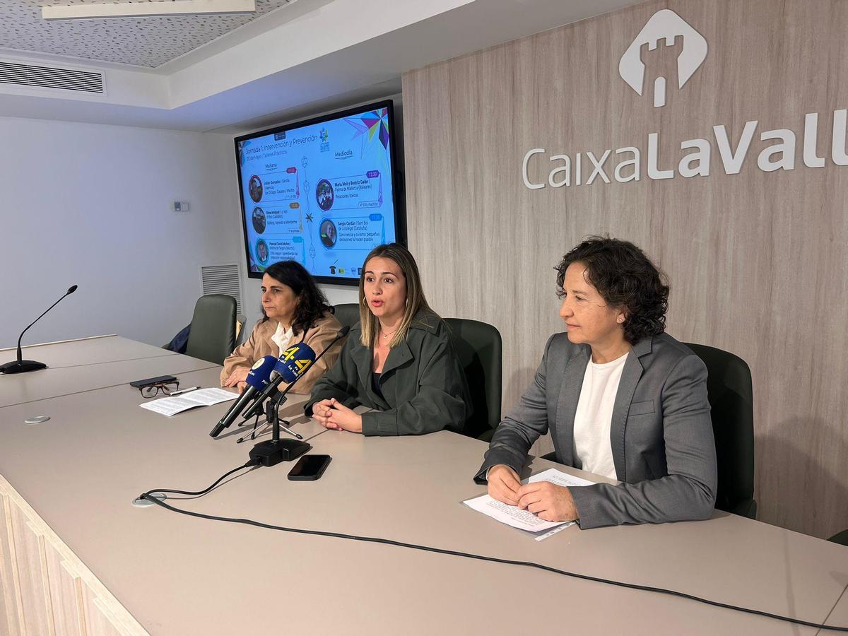 La alcaldesa, Tania Baños (en el centro), durante su intervención.